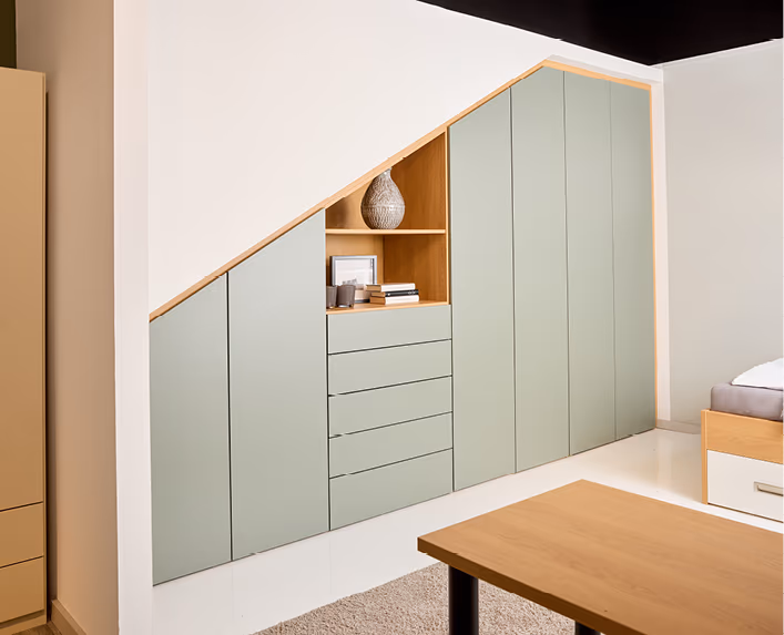 Ein Schranksystem mit angeschrägten Schrankteilen, ideal für Dachschrägen